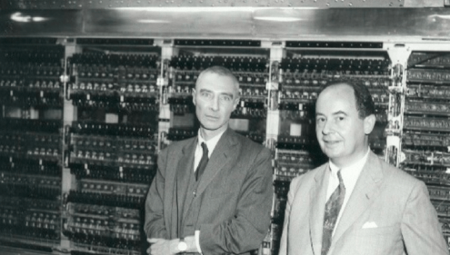 Jonh Von Neumann e Openheimer no Projeto Manhattan.