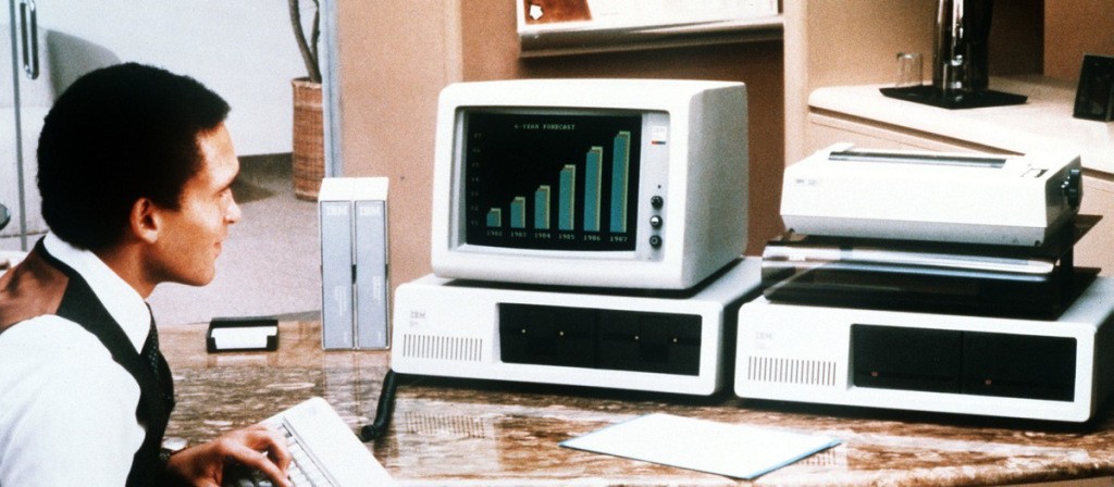 O computador da IBM era um remendo de chapa e metais baratos que poderia ser feito em qualquer espelunca, defende Esslinger.
