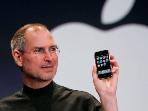 steve-jobs-unveils-first-iphone